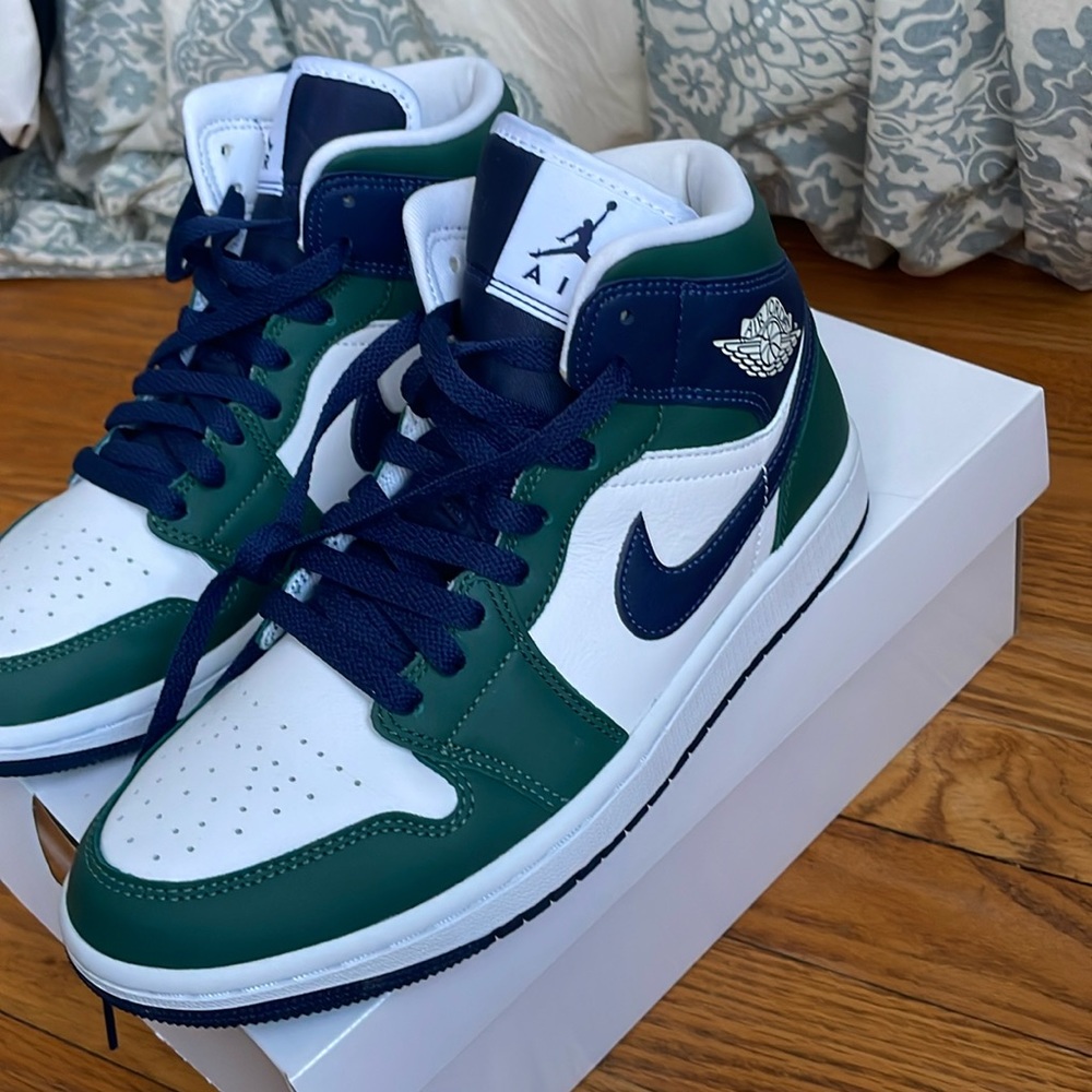 Women’s Air Jordan 1 Mid SE noble green/midnight navy